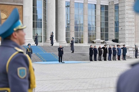 Токаев принял участие в церемонии поднятия государственного флага в Астане (фото)