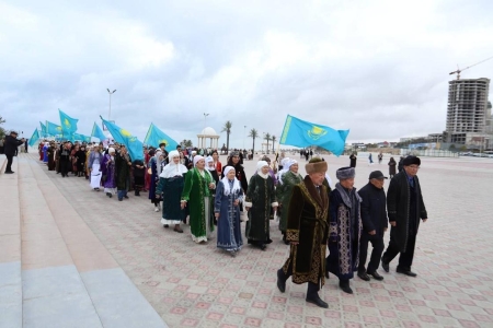 В Актау прошел парад национальной одежды