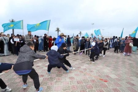 В Актау прошел парад национальной одежды