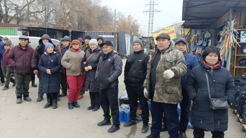 Торговцев уникального алматинского рынка «Тулпар» отовсюду выгнали. И всё ради очередного ЖК