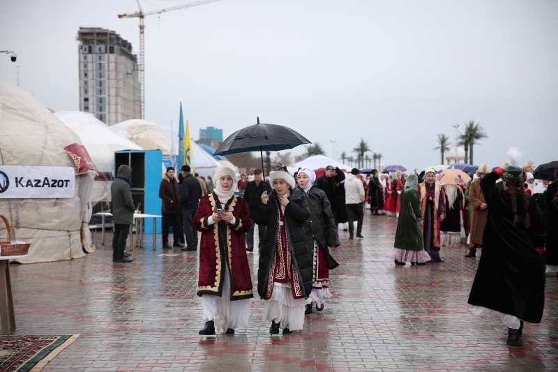 Мировой рекорд установили мангистауцы — фестиваль национальной одежды собрал более пяти тысяч человек