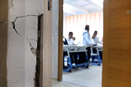 В Алматы более 1000 детей учатся в школе с трещинами в стенах, построенной в 1964 году