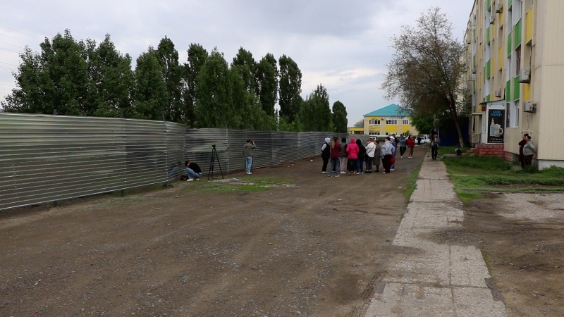 «Если так будет продолжаться, мы перекроем трассу»: жители Актобе возмущены вырубкой деревьев