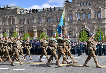 Казахстанские "голубые береты" прошли по Красной площади на параде Победы в Москве (фото, видео)