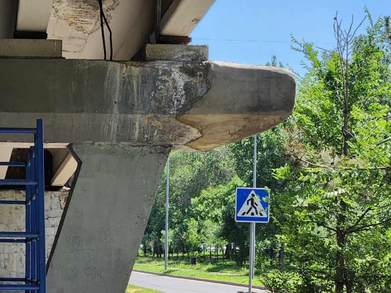 Мост, который держится на вере акимата: что происходит с одной из самых загруженных развязок Алматы