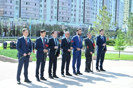 Председатель Мажилиса возложил цветы к памятнику Бауыржана Момышулы в Астане