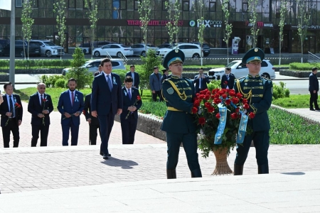 Председатель Мажилиса возложил цветы к памятнику Бауыржана Момышулы в Астане