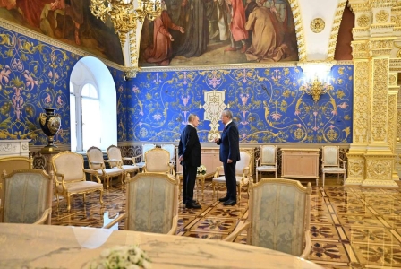 Путин вручил Токаеву наградной лист на Героя Советского Союза для его отца (фото, видео)