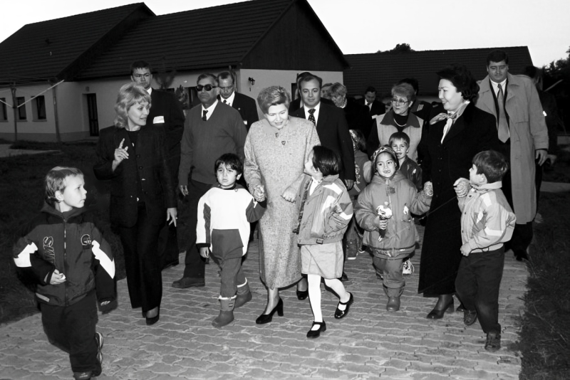 Сара Назарбаева: путь женщины, подарившей тысячам детей семью, шанс и веру