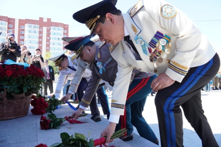 Торжественное возложение цветов к памятнику Сагадата Нурмагамбетова состоялось в Усть-Каменогорске