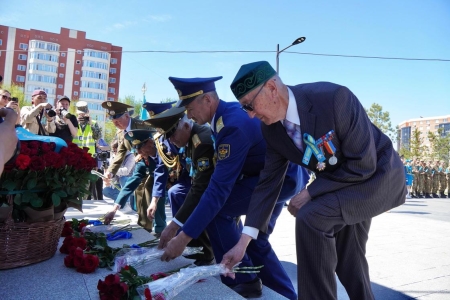 Торжественное возложение цветов к памятнику Сагадата Нурмагамбетова состоялось в Усть-Каменогорске