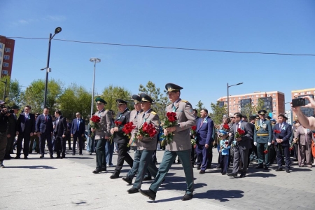 Торжественное возложение цветов к памятнику Сагадата Нурмагамбетова состоялось в Усть-Каменогорске