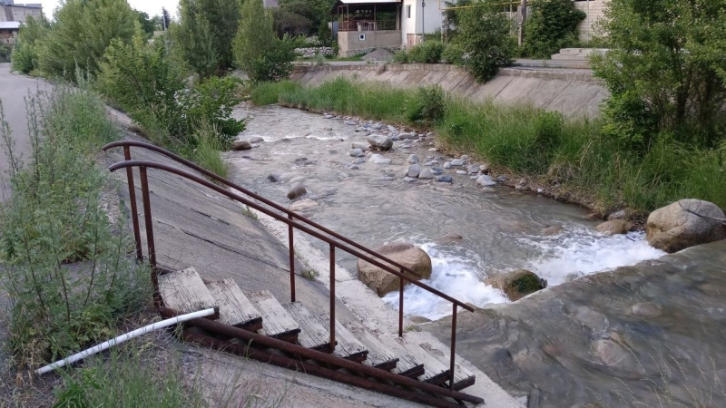 Что сливают в Сайран и можно ли в нём купаться?