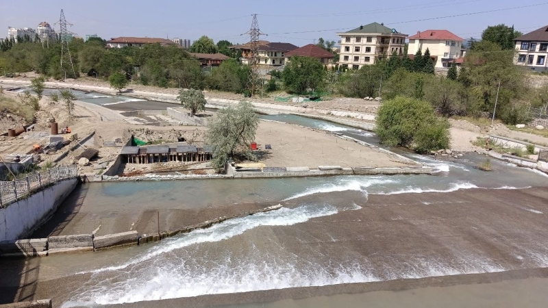 Что сливают в Сайран и можно ли в нём купаться?