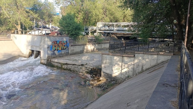 Что сливают в Сайран и можно ли в нём купаться?