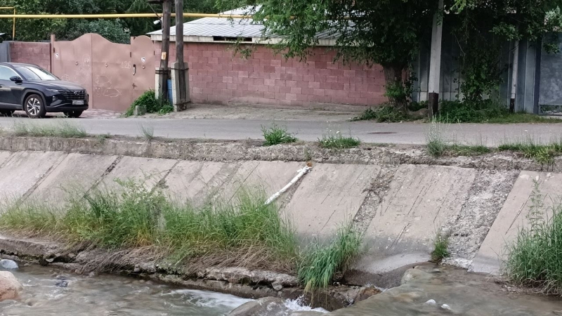 Что сливают в Сайран и можно ли в нём купаться?