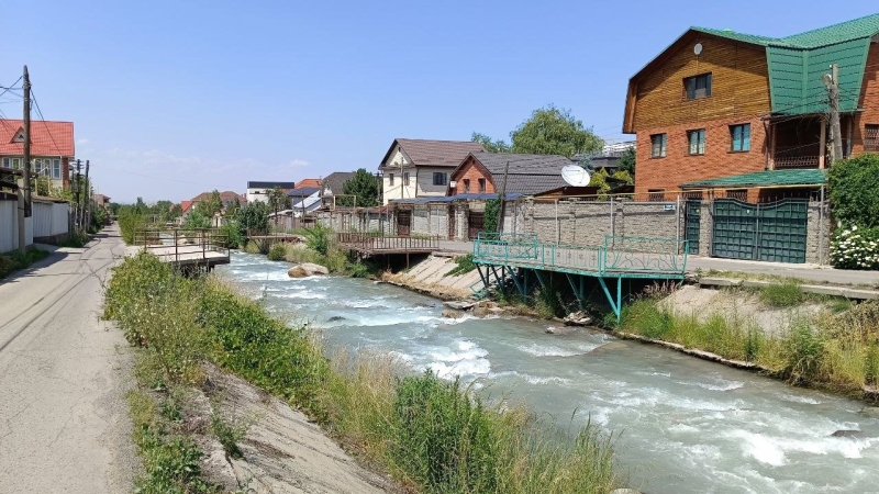 Что сливают в Сайран и можно ли в нём купаться?