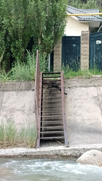 Что сливают в Сайран и можно ли в нём купаться?