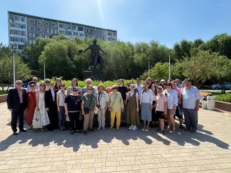 День рождения поэта: в Астане прошла церемония возложения цветов к памятнику А.С. Пушкину  