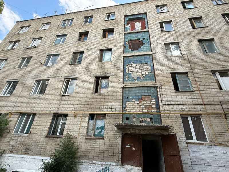 «Гнилой» подарок от акимата: многодетную мать хотели заселить в общежитие с плесенью и тараканами