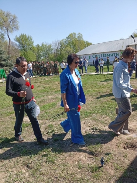 Можно памятник воздвигнуть… А можно посадить (фоторепортаж)