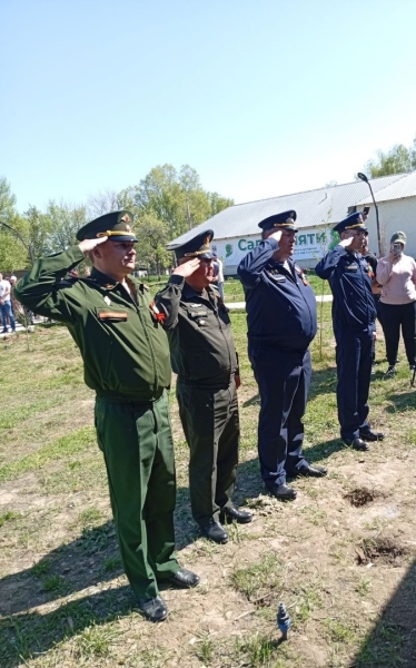 Можно памятник воздвигнуть… А можно посадить (фоторепортаж)