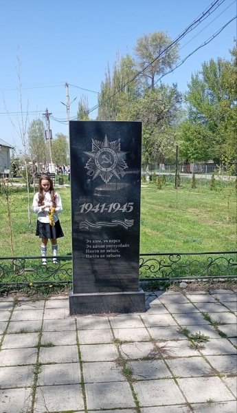 Можно памятник воздвигнуть… А можно посадить (фоторепортаж)