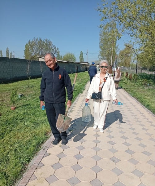 Можно памятник воздвигнуть… А можно посадить (фоторепортаж)