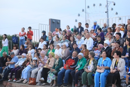 В Актобе торжества, посвященные 100-летию Алии Молдагуловой, завершились зрелищным шоу дронов