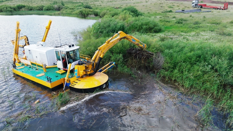 Впервые за полвека на Астанинском водохранилище начали очистку дна