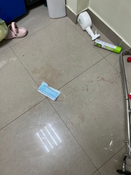 «Держал за волосы и бил»: в Караганде посетитель частной клиники выломал дверь и восемь минут истязал медсестру