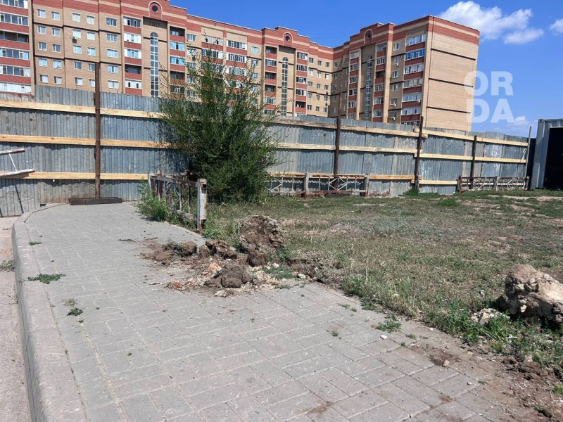 «Верните нам землю!»: в Актобе люди требуют остановить строительство двухэтажного торгового дома возле их жилья