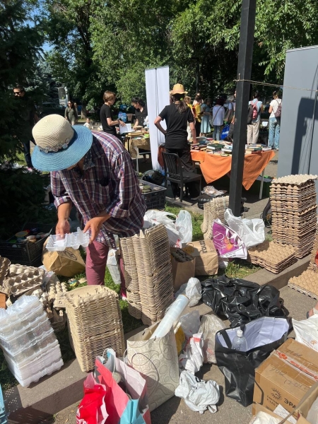 Город без сеток для пластика: что происходит в Алматы с сортировкой мусора