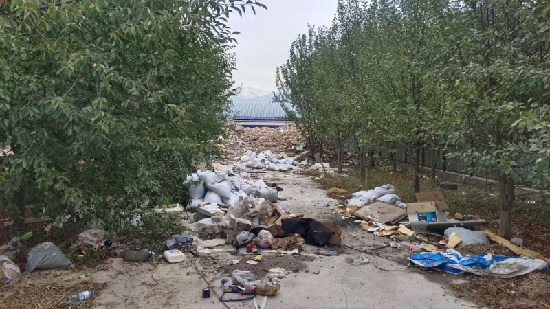 В алматинском микрорайоне на месте снесённых домов оставляют помойки. А почему их вообще сносят?