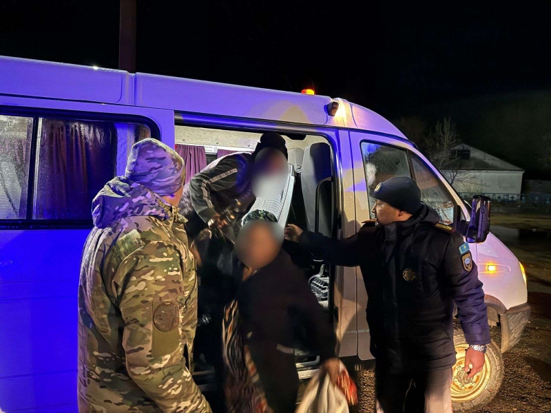 Иностранцам потребовалась помощь спасателей на трассе в Павлодарской области