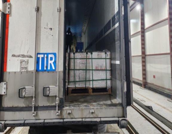 Нелегалы прятались в грузовике на въезде в Казахстан