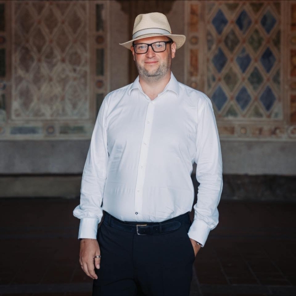 Почему ЕНПФ вкладывает миллиарды тенге казахстанцев в экономику других стран?