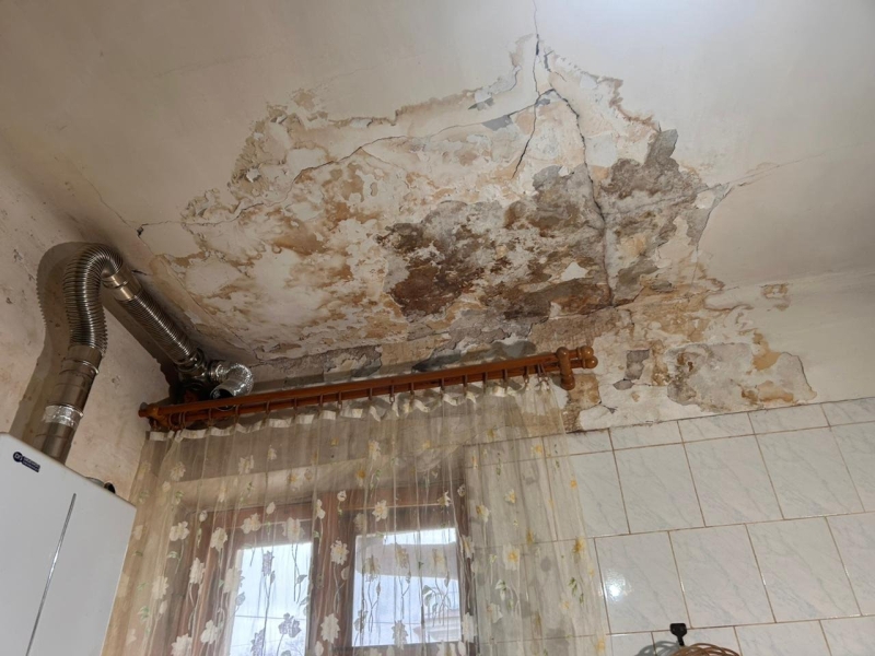 В актюбинском доме «для элиты» течёт крыша. Акимат помогать не собирается