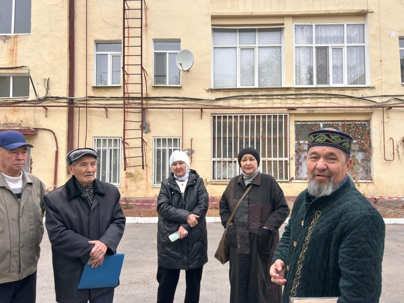 В актюбинском доме «для элиты» течёт крыша. Акимат помогать не собирается