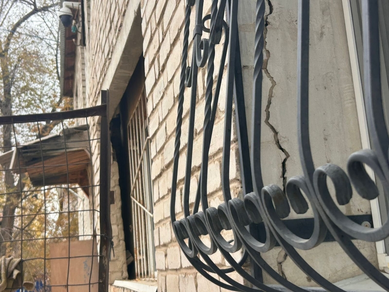 В актюбинском доме «для элиты» течёт крыша. Акимат помогать не собирается