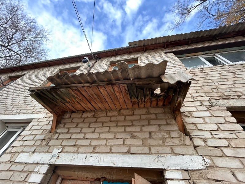 В актюбинском доме «для элиты» течёт крыша. Акимат помогать не собирается