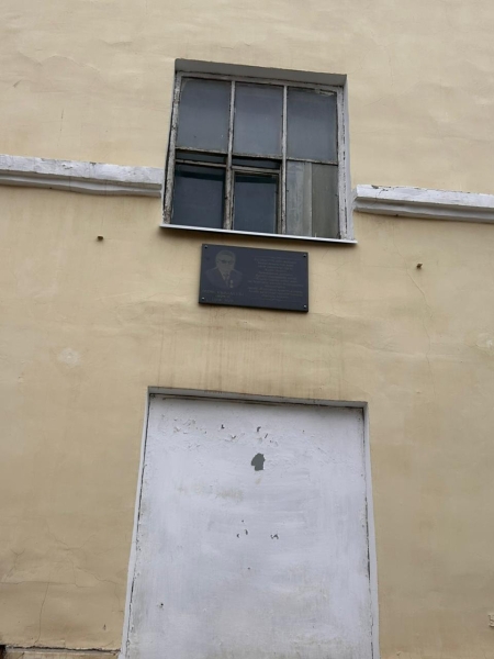 В актюбинском доме «для элиты» течёт крыша. Акимат помогать не собирается