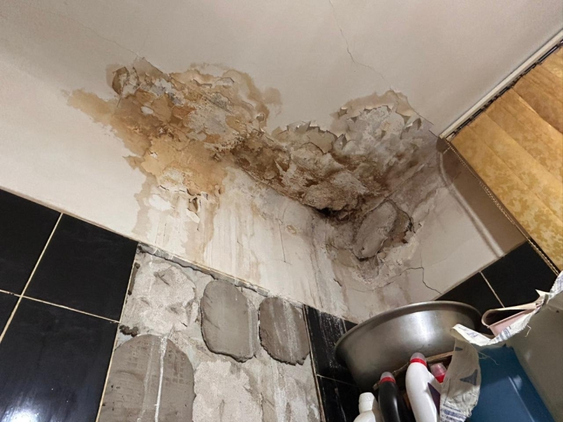 В актюбинском доме «для элиты» течёт крыша. Акимат помогать не собирается