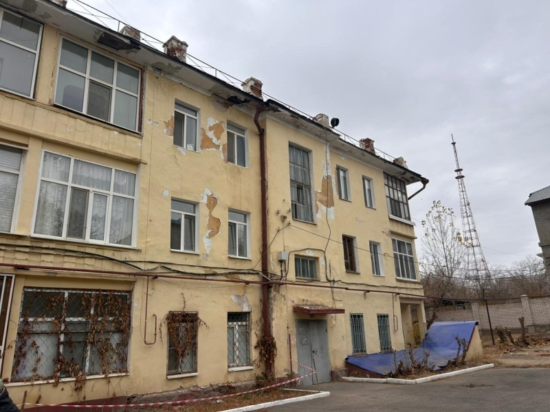 В актюбинском доме «для элиты» течёт крыша. Акимат помогать не собирается