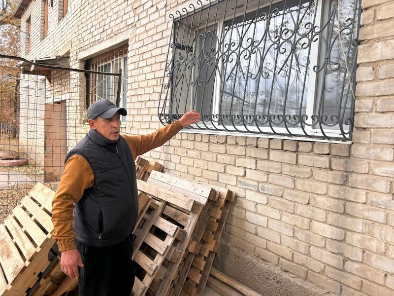 В актюбинском доме «для элиты» течёт крыша. Акимат помогать не собирается