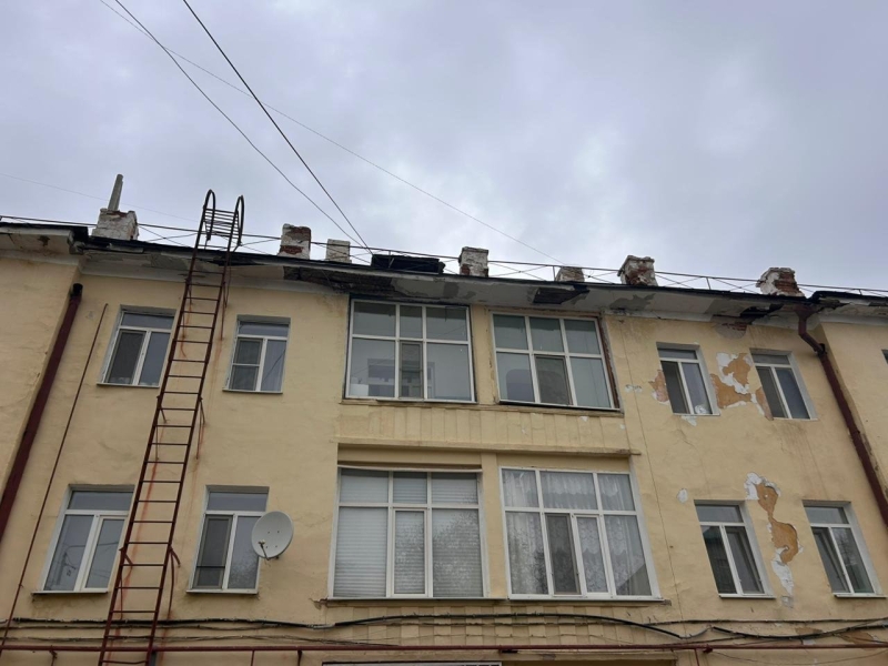 В актюбинском доме «для элиты» течёт крыша. Акимат помогать не собирается