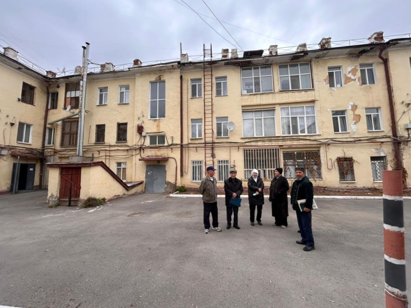 В актюбинском доме «для элиты» течёт крыша. Акимат помогать не собирается