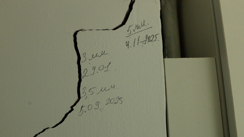 В Актобе новый дом покрылся трещинами, люди боятся, что он рухнет