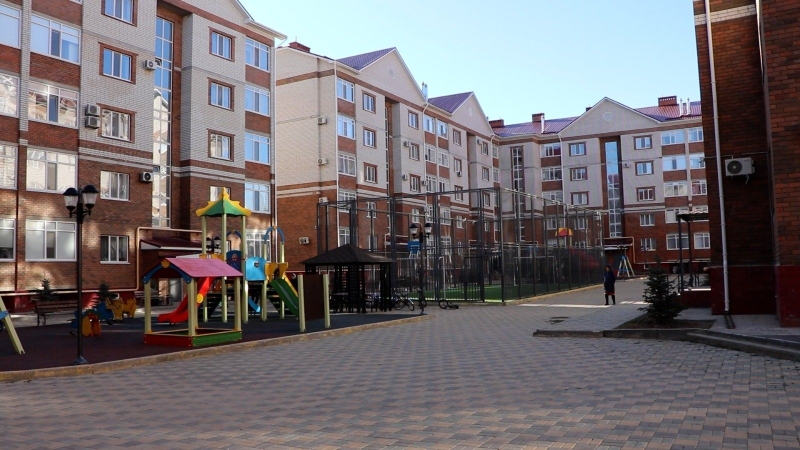 В Актобе новый дом покрылся трещинами, люди боятся, что он рухнет