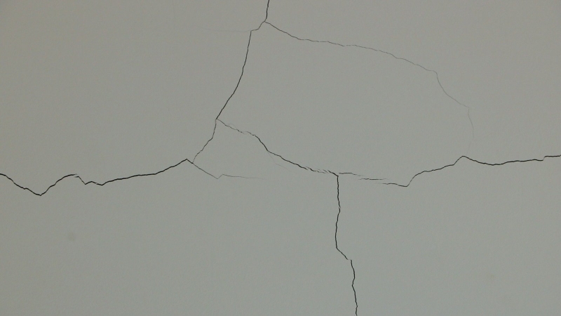 В Актобе новый дом покрылся трещинами, люди боятся, что он рухнет